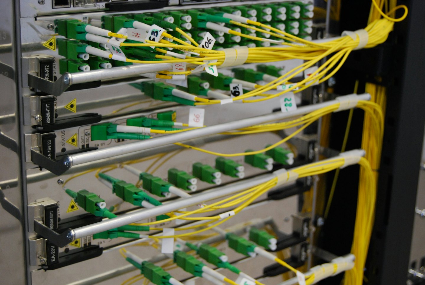 Cavi in fibra ottica e hardware del server in un rack dati.